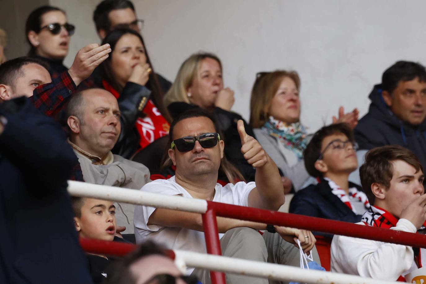 ¿Estuviste en el Sporting - Alavés? ¡Búscate en las fotos!