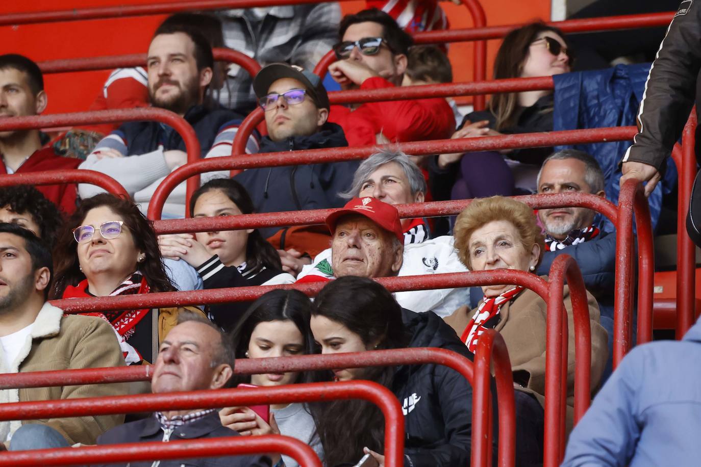 ¿Estuviste en el Sporting - Alavés? ¡Búscate en las fotos!