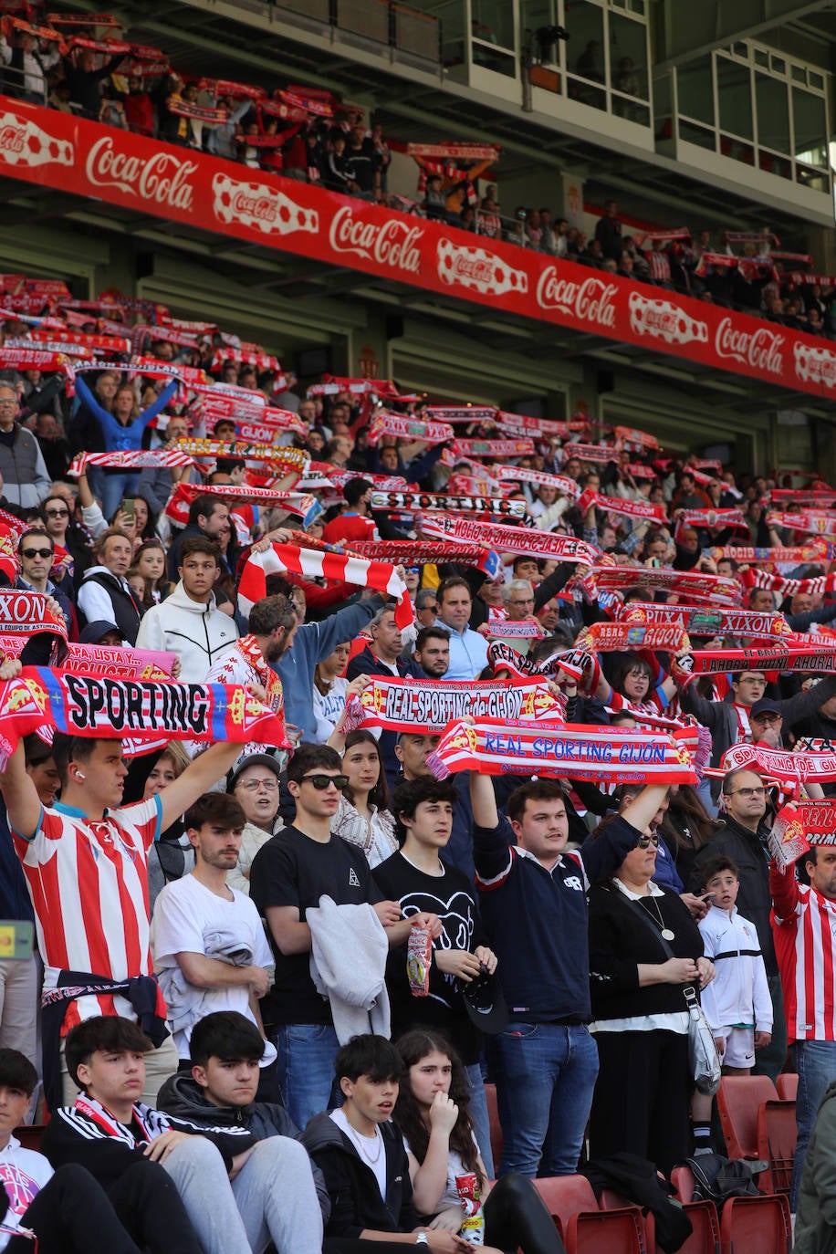 ¿Estuviste en el Sporting - Alavés? ¡Búscate en las fotos!