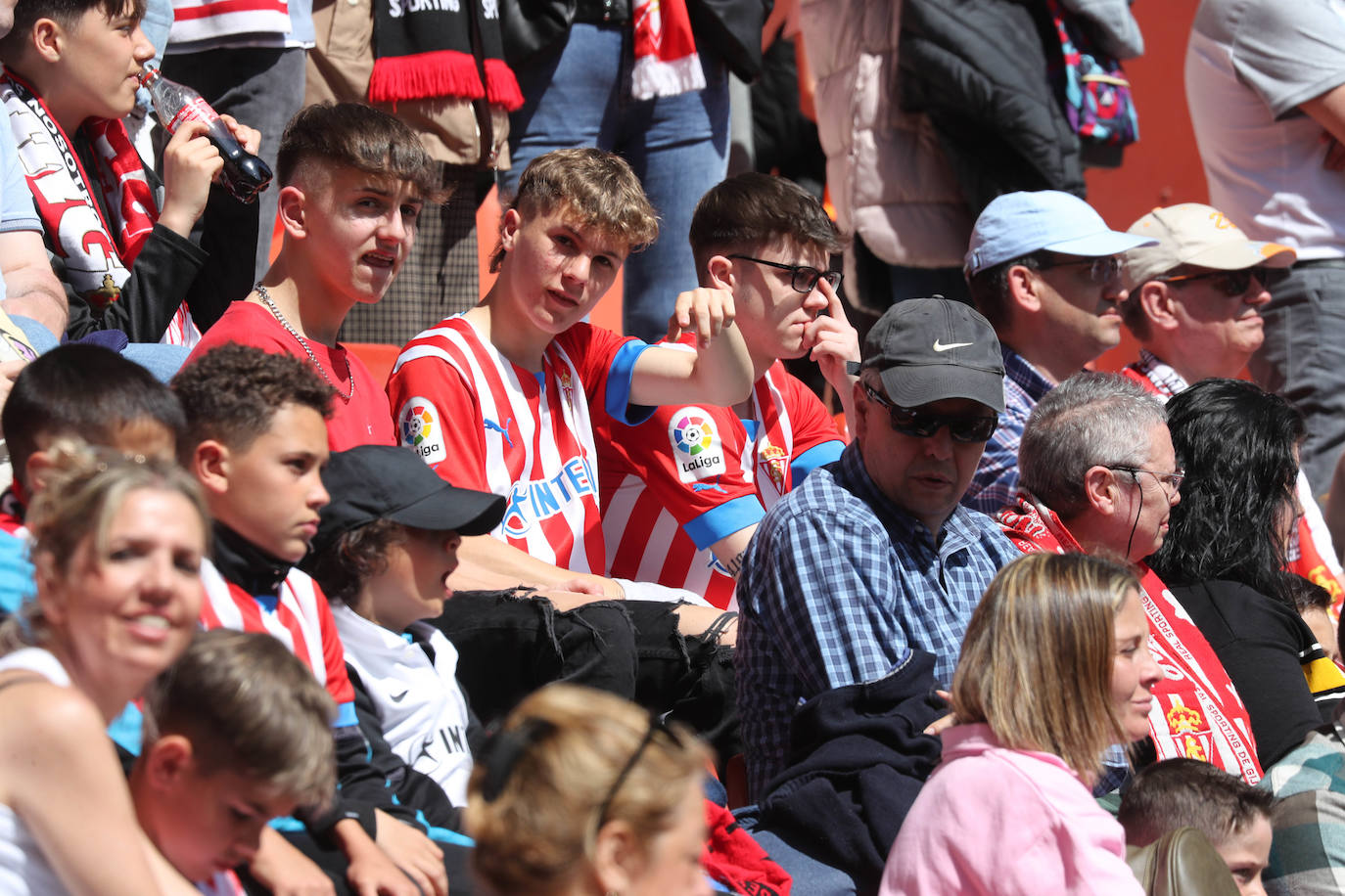 ¿Estuviste en el Sporting - Alavés? ¡Búscate en las fotos!