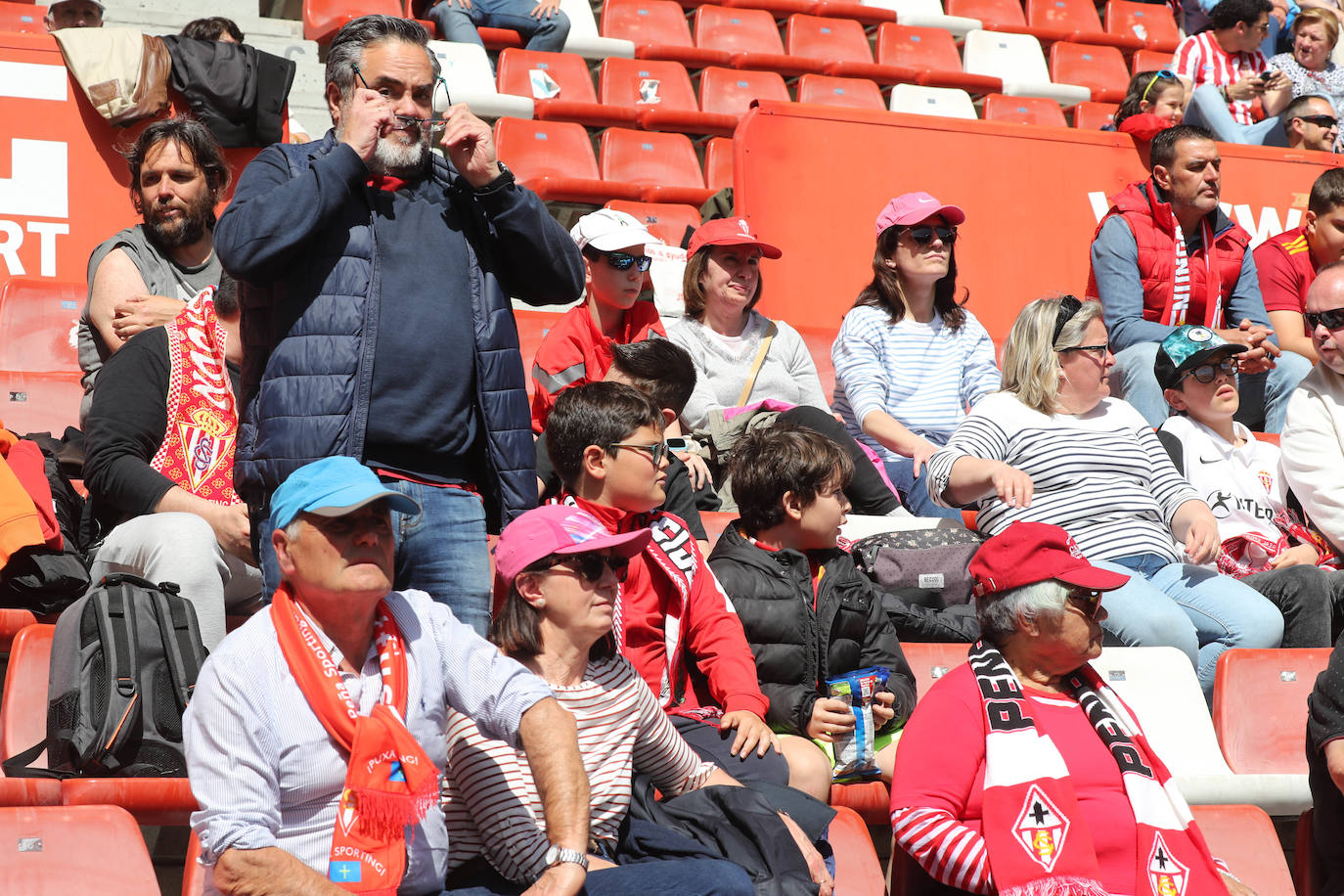 ¿Estuviste en el Sporting - Alavés? ¡Búscate en las fotos!