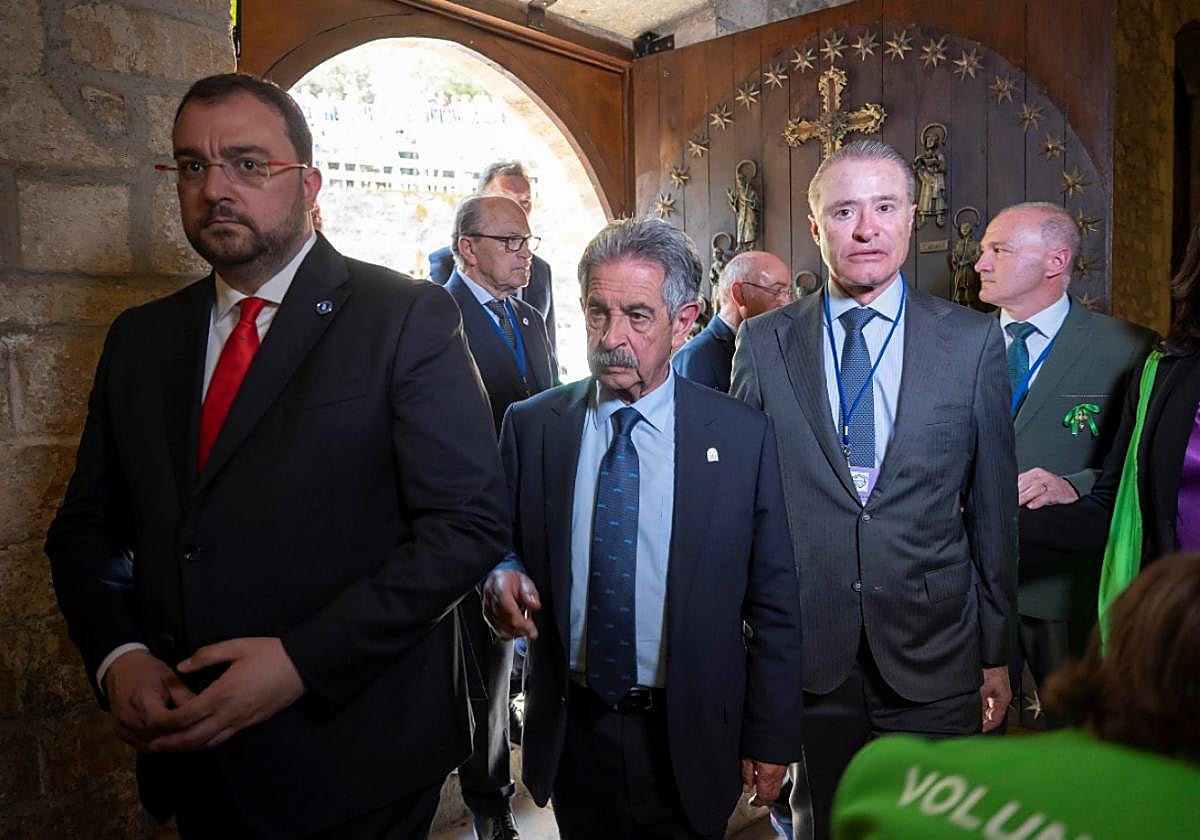 Barbón y Revilla traspasan la Puerta del Perdón del santuario de Santo Toribio, tras su apertura por el año jubilar.