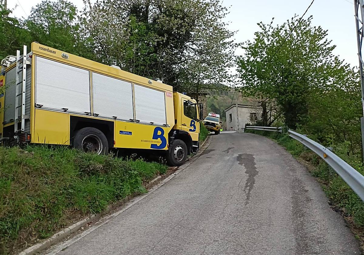 Un camión de bomberos en la zona donde se produjo el accidente.