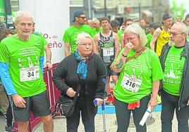 María José Rodríguez, hija de Dacal II, y dos de sus hermanos, Vitorina y Naro Rodríguez Cal, recogieron un diploma conmemorativo de la fecha, un gesto con el que no pudieron contener la emoción.