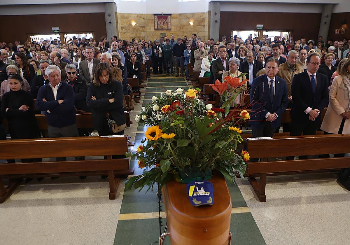 La parroquia de San Melchor de Quirós, en Oviedo, acogió el funeral de Francisco Javier Álvarez.