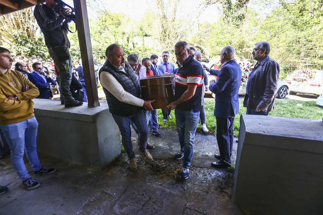 Emotivo adiós a Julio y Javi, dos «campeones» en la carretera y en la vida