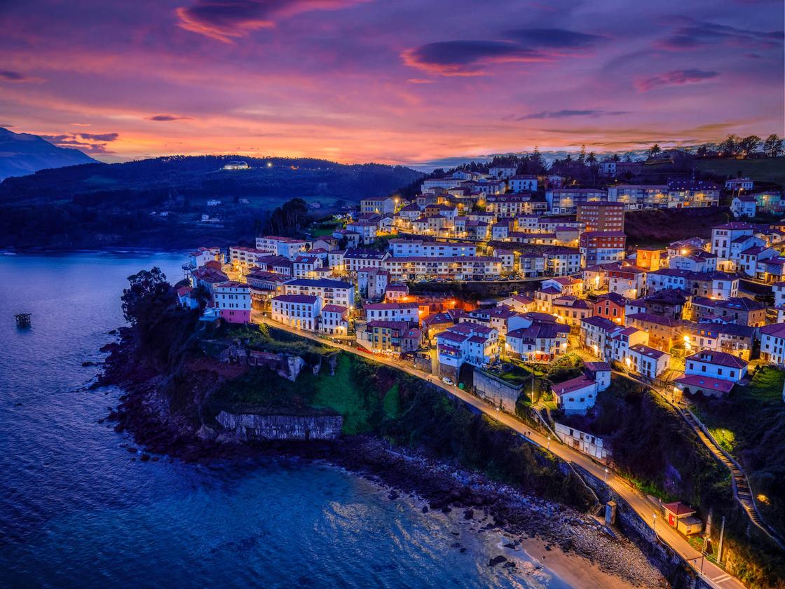 Pueblo pesquero, también, es Lastres. Encajado entre el mar y la montaña se encuentran sus casas que desembocan en su puerto. Elegido Pueblo Ejemplar en 2010, está considerado como uno de los pueblos más bonitos de España. Su Iglesia de Santa María de Sábada, declarada en 1993 'Bien de interés Cultural', lo corrobora. Su tradición pequera tampoco se queda atrás, con la subasta diaria en la lonja a la que acuden pescaderos de toda la región.