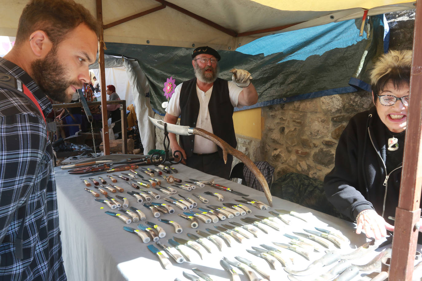 Pola de Lena abarrota las calles de artesanía