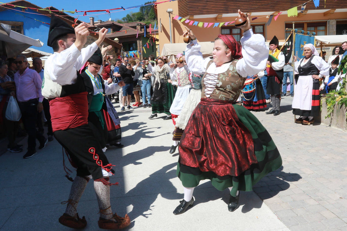 Pola de Lena abarrota las calles de artesanía