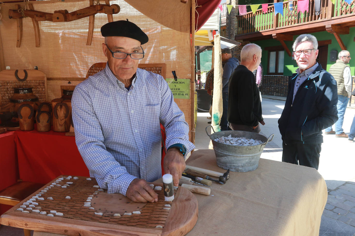Pola de Lena abarrota las calles de artesanía