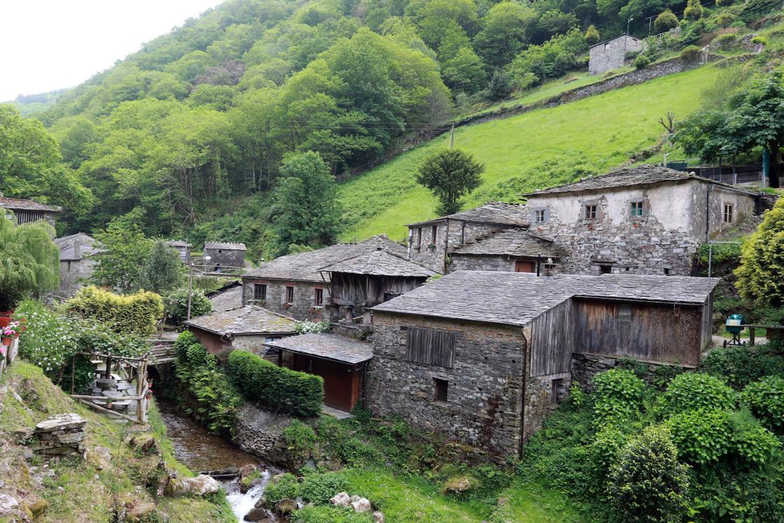 Rozando Galicia se encuentra Taramundi. Conocido por su tradición cuchillera este pequeño pueblo ubicado en el interior de Asturias guarda cada ápice de tradición con la Casa Museo de la Cuchillería Tradicional de Taramundi. Su iglesia parroquial y su campanario recrean una imagen que se completa con los tradicionales tejados de tiza y el verde vibrante de sus prados. Además, en el concejo se encuentra la Ruta del Agua, perfecta para hacer en verano, y el Museo de los Molinos de Mazonovo.