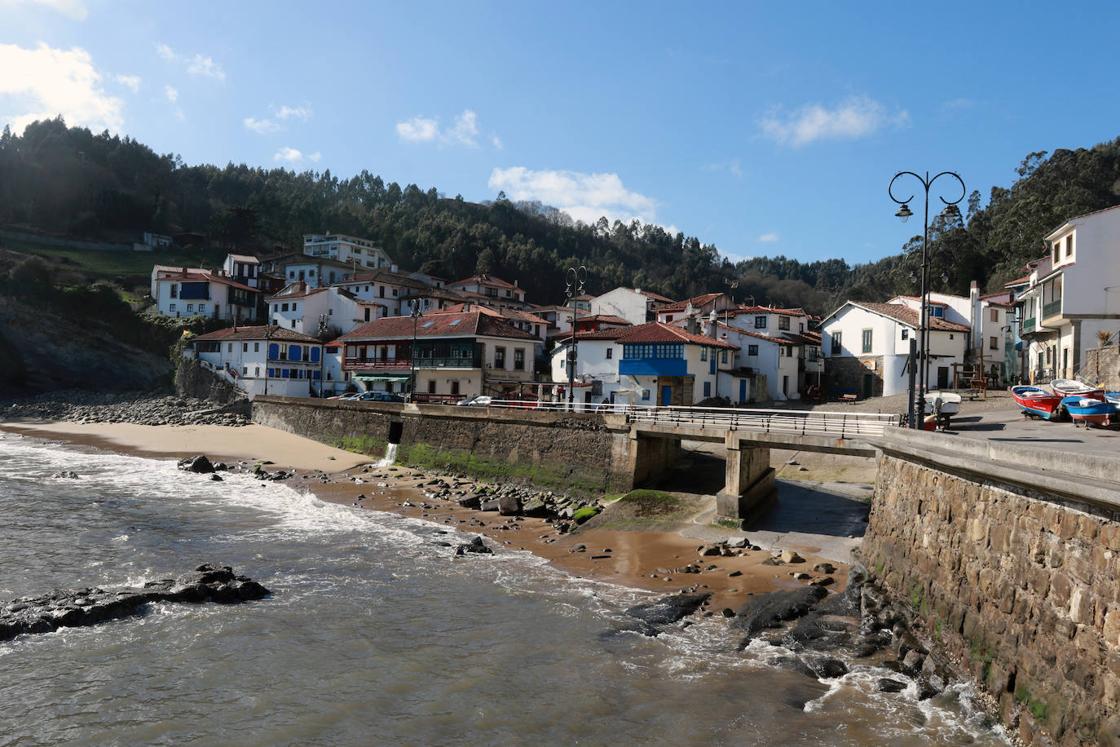 Conocido por ser el lugar por el que Carlos V entró a la Península en 1517, Tazones guarda en cada uno de sus rincones esa parte de historia que cada año los vecinos recrean en un evento declarado Bien de Interés Turístico. En su costa, junto al faro, se encuentra además un yacimiento de huellas de dinosaurio visible cuando baja la marea. 