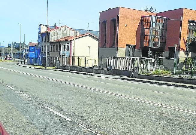 Rotonda de Los Oficios-El Cruce de Llaranes. Más acera y menos carriles: El Principado plantea aumentar a cuatro metros la acera sur desde la plaza de Los Oficios hasta El Cruce de Llaranes. Ahí se aprovechará el actual paso de peatones para seguir el tramo norte.