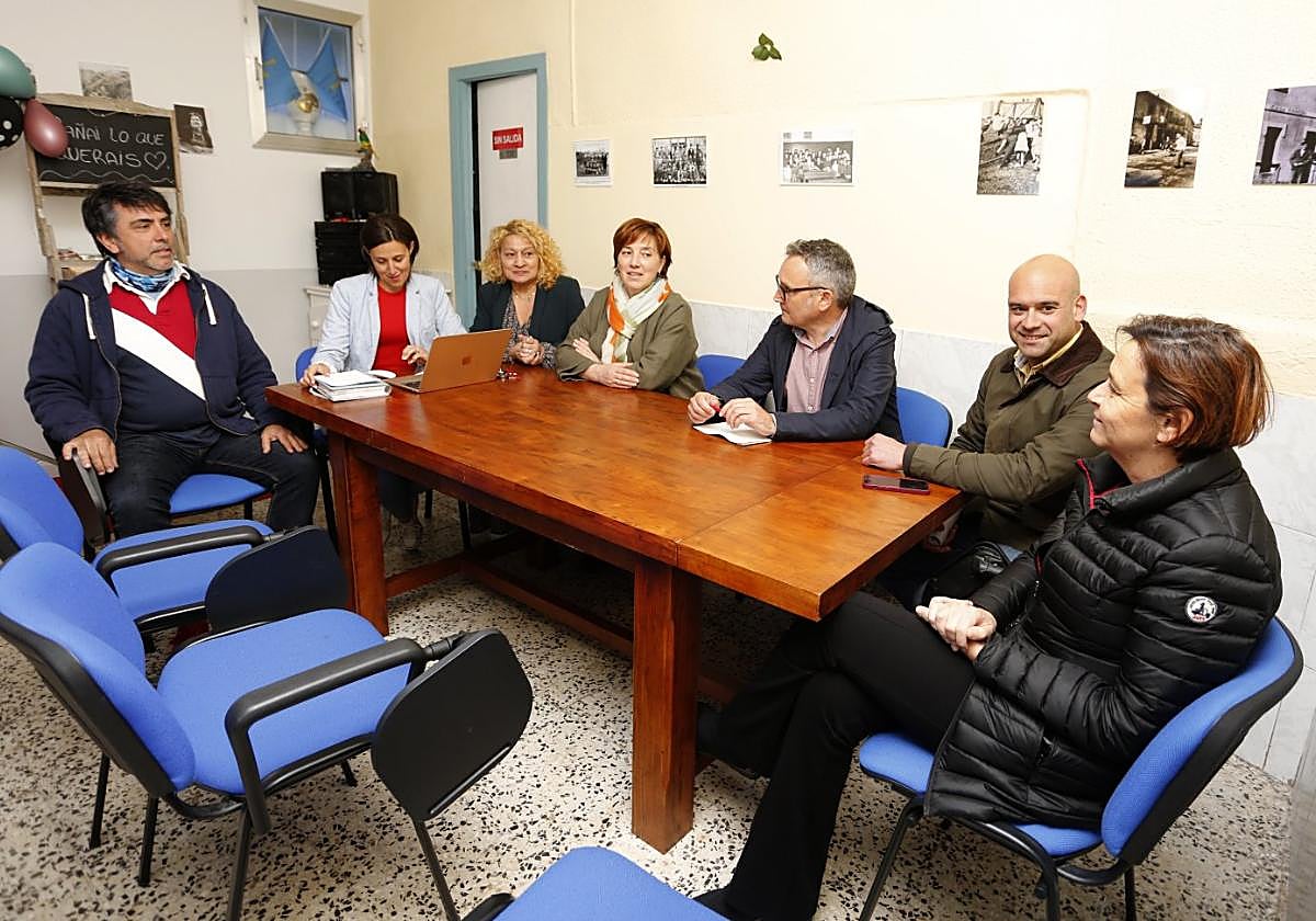 Carmen Moriyón, Jesús Martínez Salvador y Gilberto Villoria, ayer, en la sede vecinal de El Muselín con David Martín, Desiré Fernández, Josefa Pastur y María Leonor Suárez, de la Asociación 'El Muselín Vivo'.