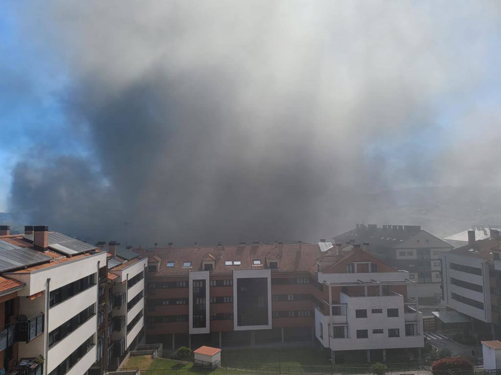 Un incendio en Viesques desata una gran humareda negra