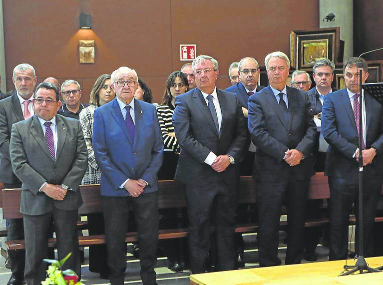 Al funeral de Francisco Javier Álvarez asistieron representantes de Caja Rural de Asturias, como su presidente, Fernando Martínez, y el expresidente de la entidad, José María Quirós (primero y segundo por la izquierda).