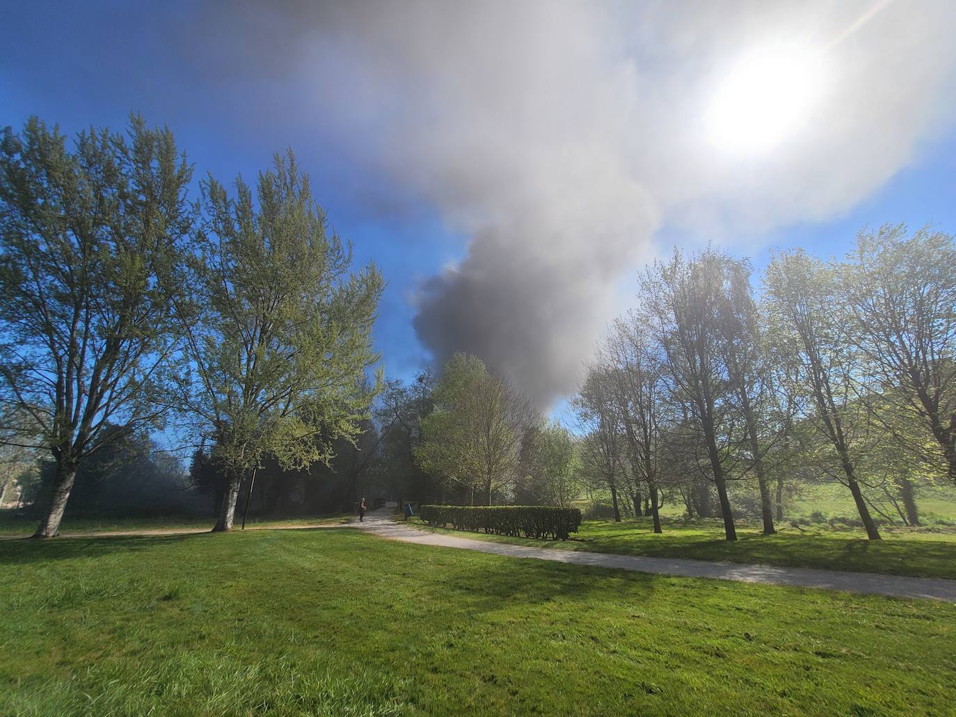 Un incendio en Viesques desata una gran humareda negra