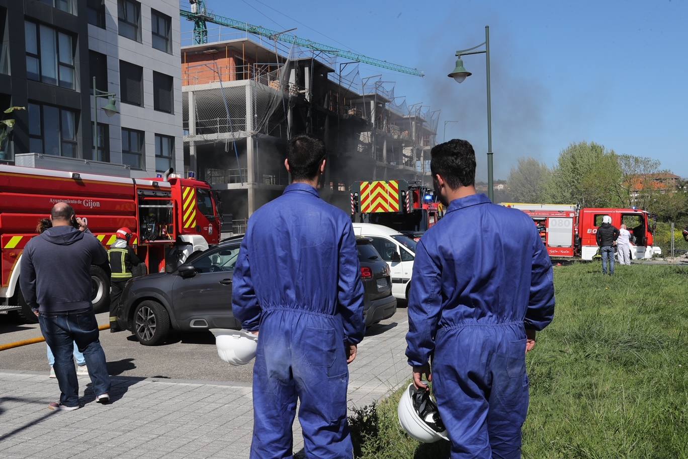 Un incendio en Viesques desata una gran humareda negra