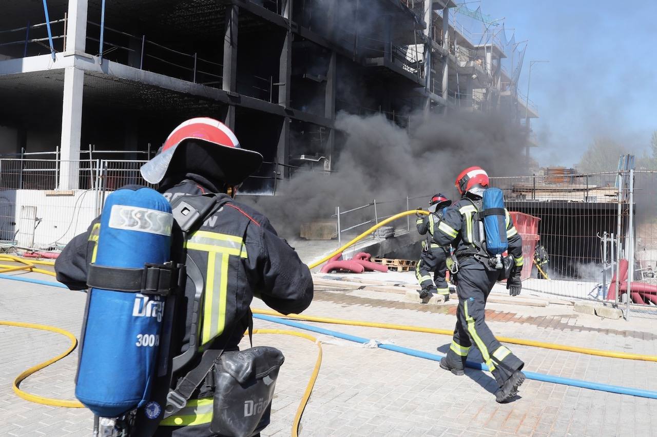 Un incendio en Viesques desata una gran humareda negra