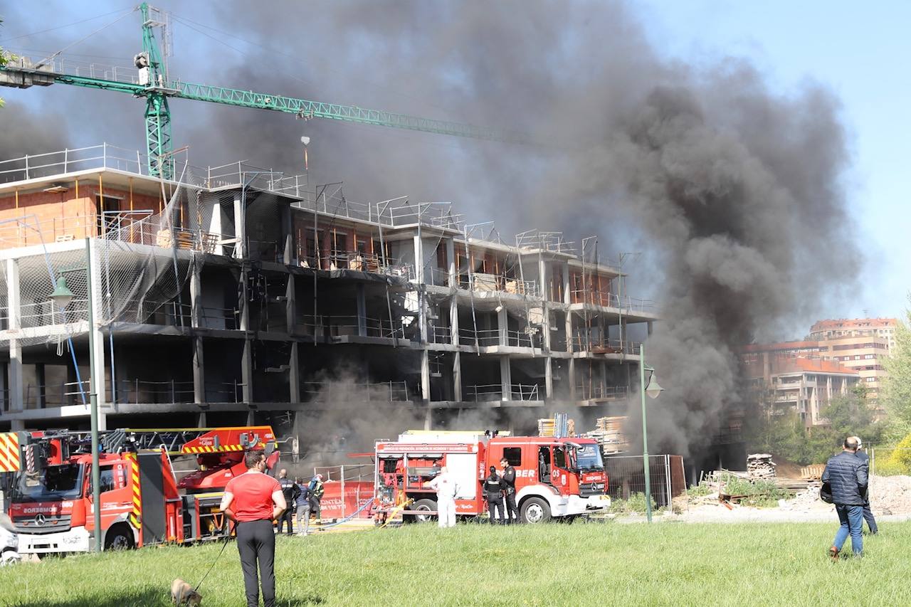 Un incendio en Viesques desata una gran humareda negra