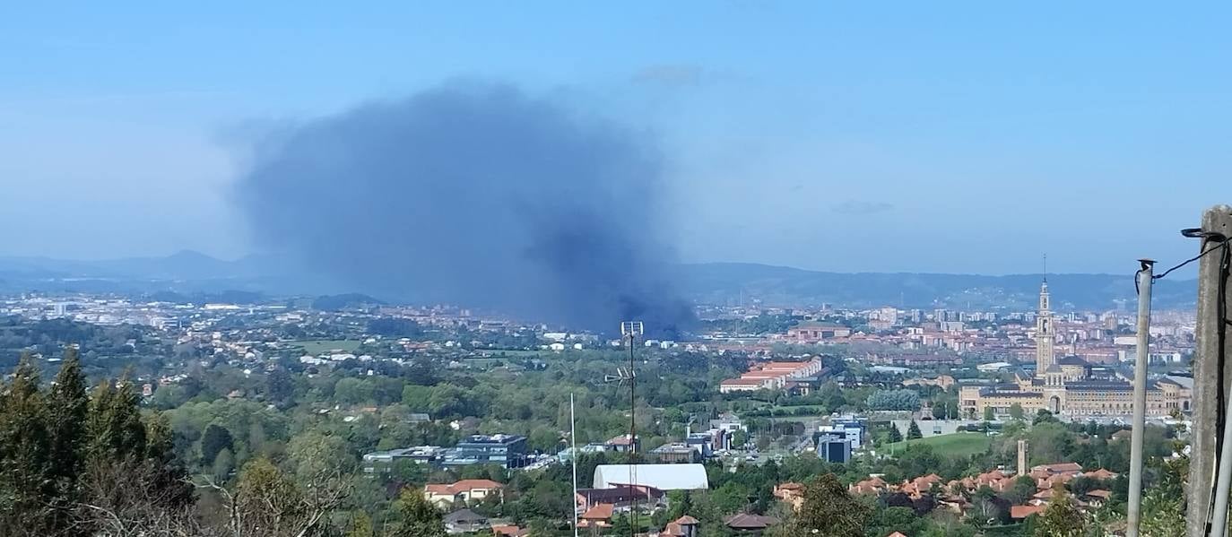 Un incendio en Viesques desata una gran humareda negra