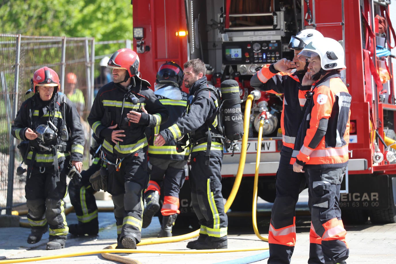 Un incendio en Viesques desata una gran humareda negra