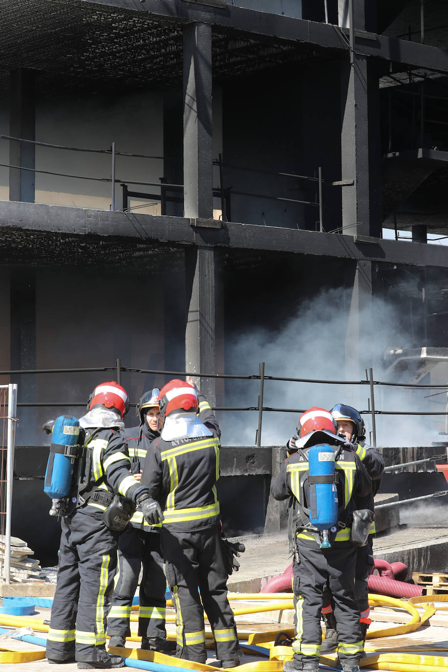 Un incendio en Viesques desata una gran humareda negra