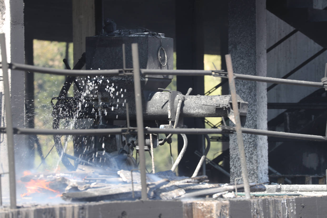 Un incendio en Viesques desata una gran humareda negra