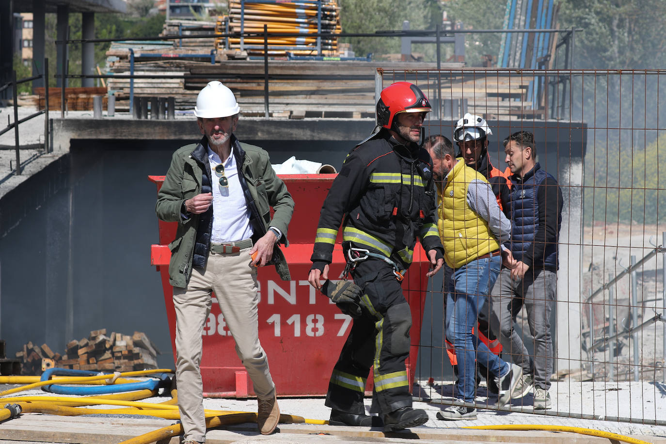 Un incendio en Viesques desata una gran humareda negra