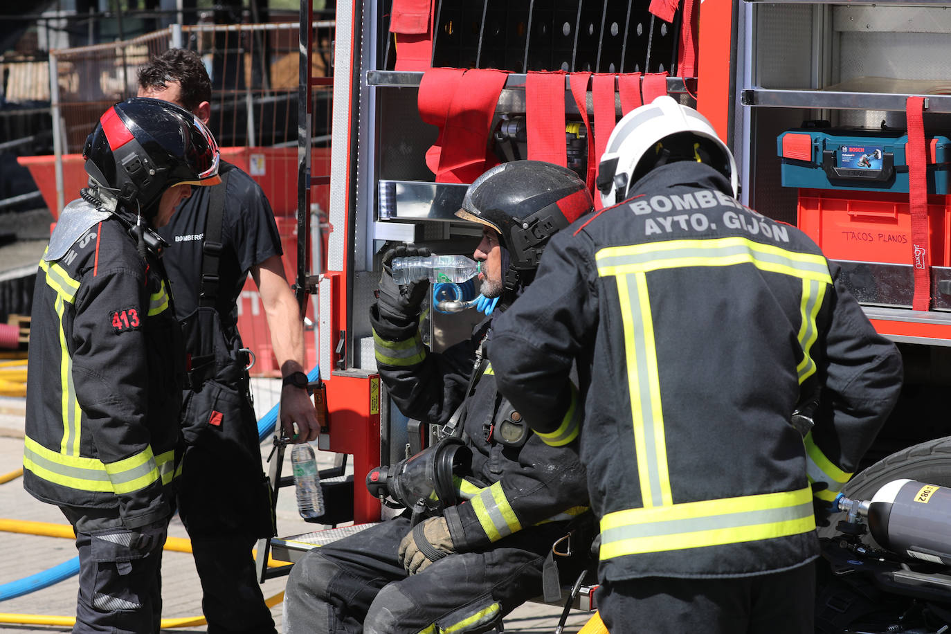 Un incendio en Viesques desata una gran humareda negra