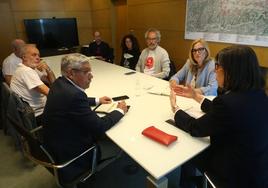 La viceconsejera de Medio Ambiente. Nieves Roqueñí (de espaldas) reunida con el PSOE, la FAV y la Plataforma contra la Contaminación.