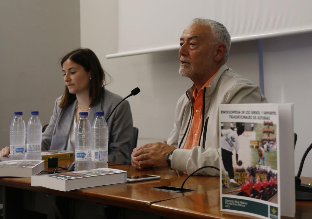 Gerardo Ruiz, ayer, junto a su hija Marta, coautora.