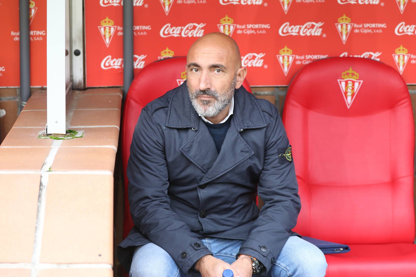 El 'Pitu' Abelardo, en el banquillo del Sporting.