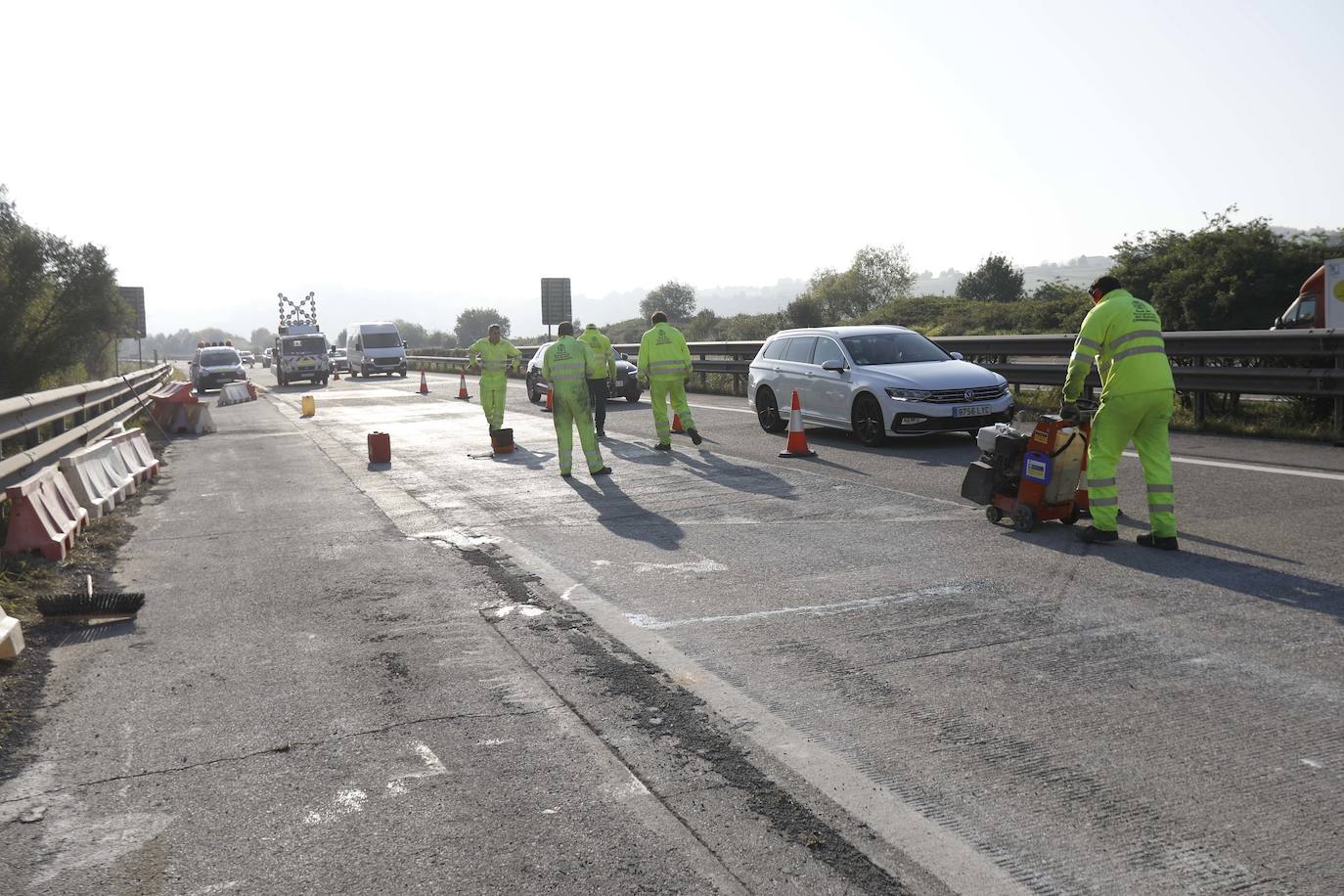 Último día de obras en la A-8 para terminar la reparación del firme de Serín.