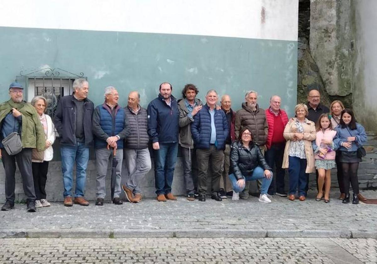 Pablo Álvarez y Raquel Murias, junto a varios miembros y simpatizantes de SOS Occidente-Centro, la pasada mañana en Cudillero.