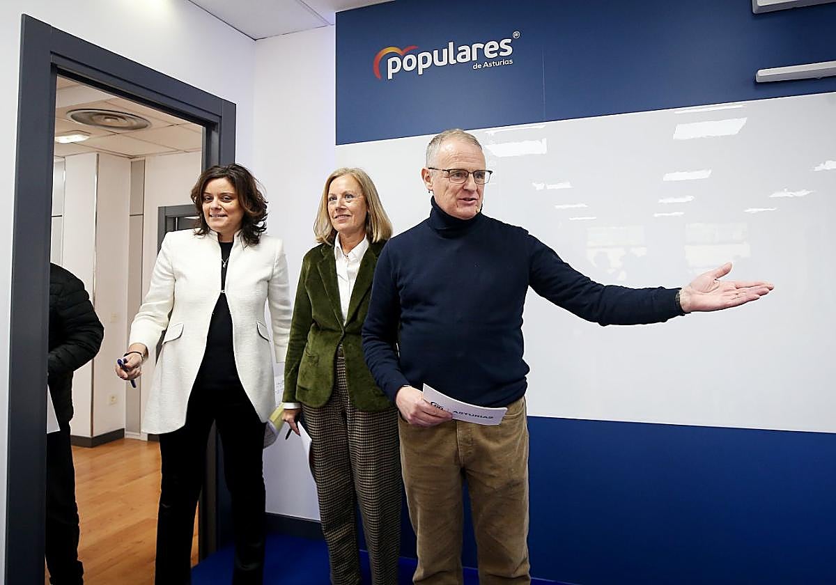 Beatriz Polledo, Pilar Fernández Pardo y Diego Canga, primeros tres puestos de la lista del PP, en la sede del partido.