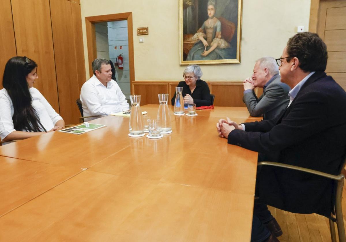 Reunión municipal de la alcaldesa y la Concejalía de Medio Ambiente con representantes del Jardín Botánico Nacional de Cuba.