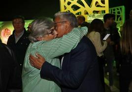 La alcaldesa Ana González se funde en un abrazo con el candidato socialista, Luis Manuel Flórez, 'Floro', en el Antiguo Instituto.