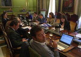 José Luis Costillas, en primer término, junto a Nacho Cuesta en el Pleno ejerciendo como concejales no adscritos.