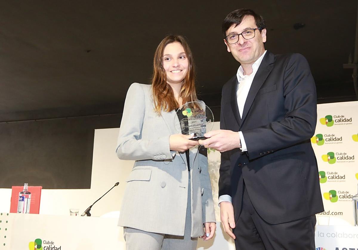 Virginia Chomón, de Bayer, recibe el premio de manos de Jesús Daniel Salas.