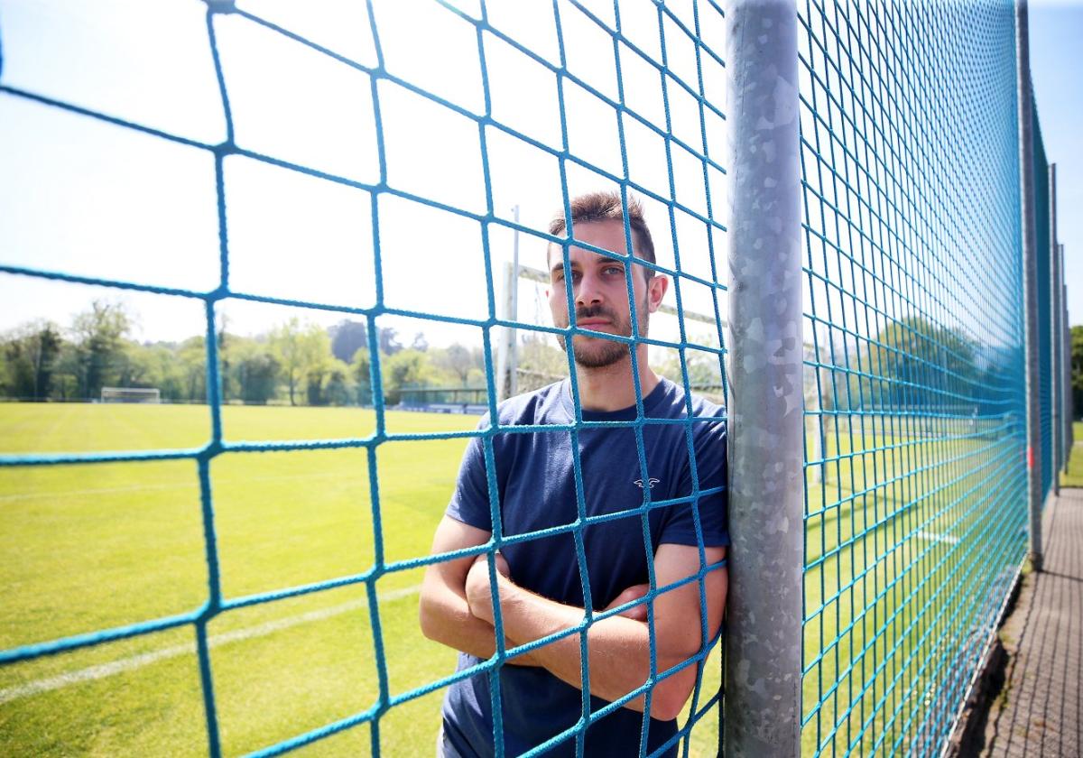 Lucas Ahijado, en uno de los campos del Requexón, tras el entrenamiento de ayer.