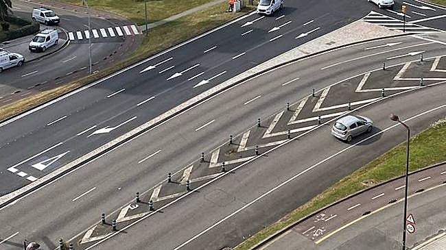 Imagen después - Los autobuses tenían el carril exterior de la glorieta, se podía salir de ella desde el interior y el nuevo carril de incorporación finalizaba en un Stop. El carril exterior de la glorieta es de uso libre, el interior obliga a seguir rodeando la isleta central y el carril de incorporación termina en un 'ceda'.