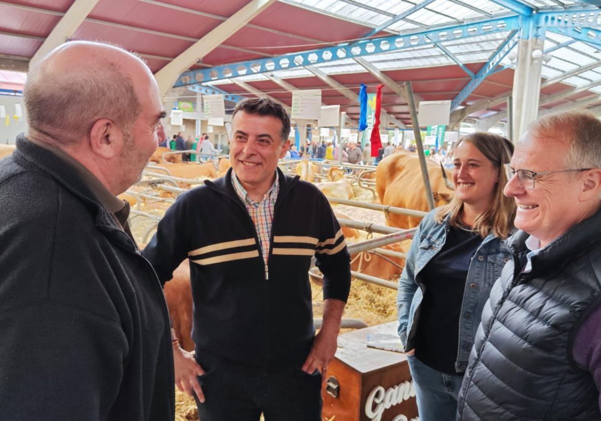 El candidato del PP a la Alcaldía de Cangas del Narcea, José Luis Fontaniella, la diputada Cristina Vega y Diego Canga, en la feria.