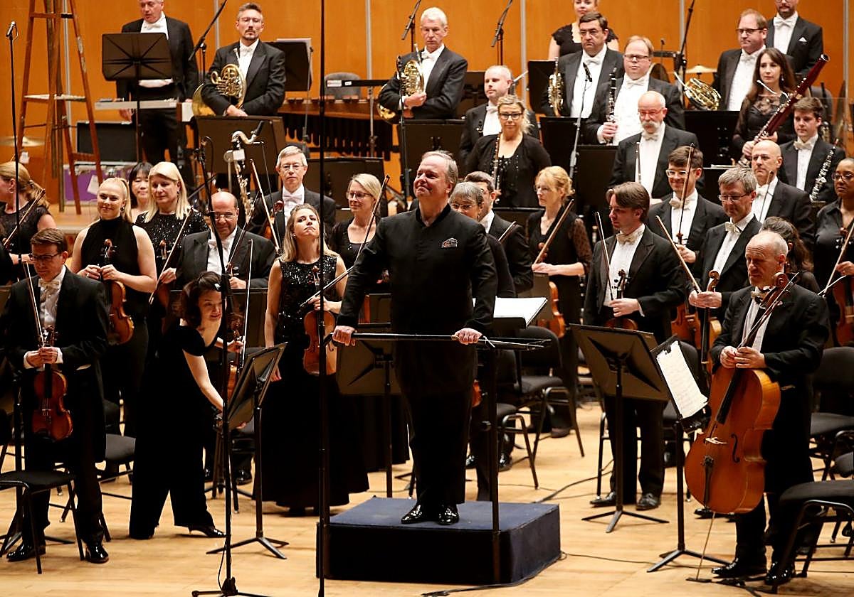 Sakari Oramo al frente de la Orquesta Sinfónica de la BBC, ayer, en el Auditorio de Oviedo.
