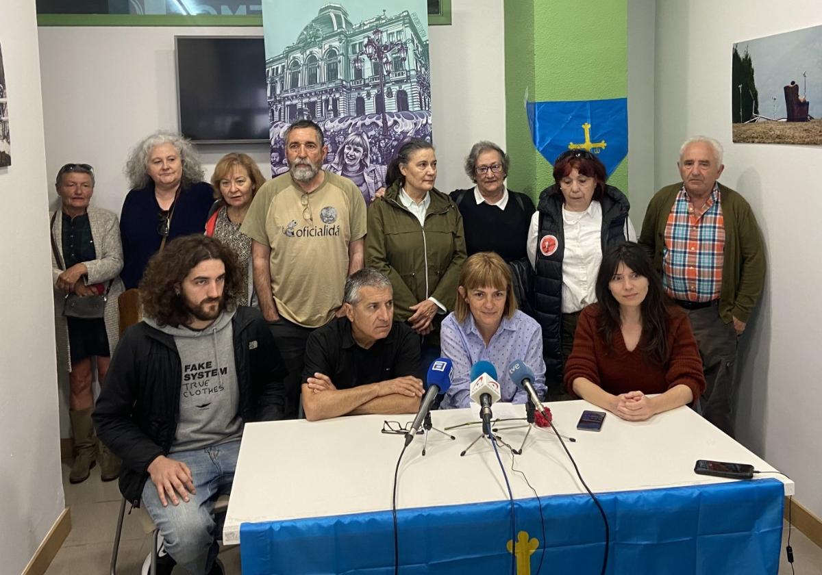 Por la derecha, Laura Tuero, Covadonga Tomé, Xune Elipe y Jorge Fernández, ayer, en la sede gijonesa de Podemos, junto a otros miembros del partido.