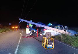 Intervención de los servicios de bomberos en el accidente.