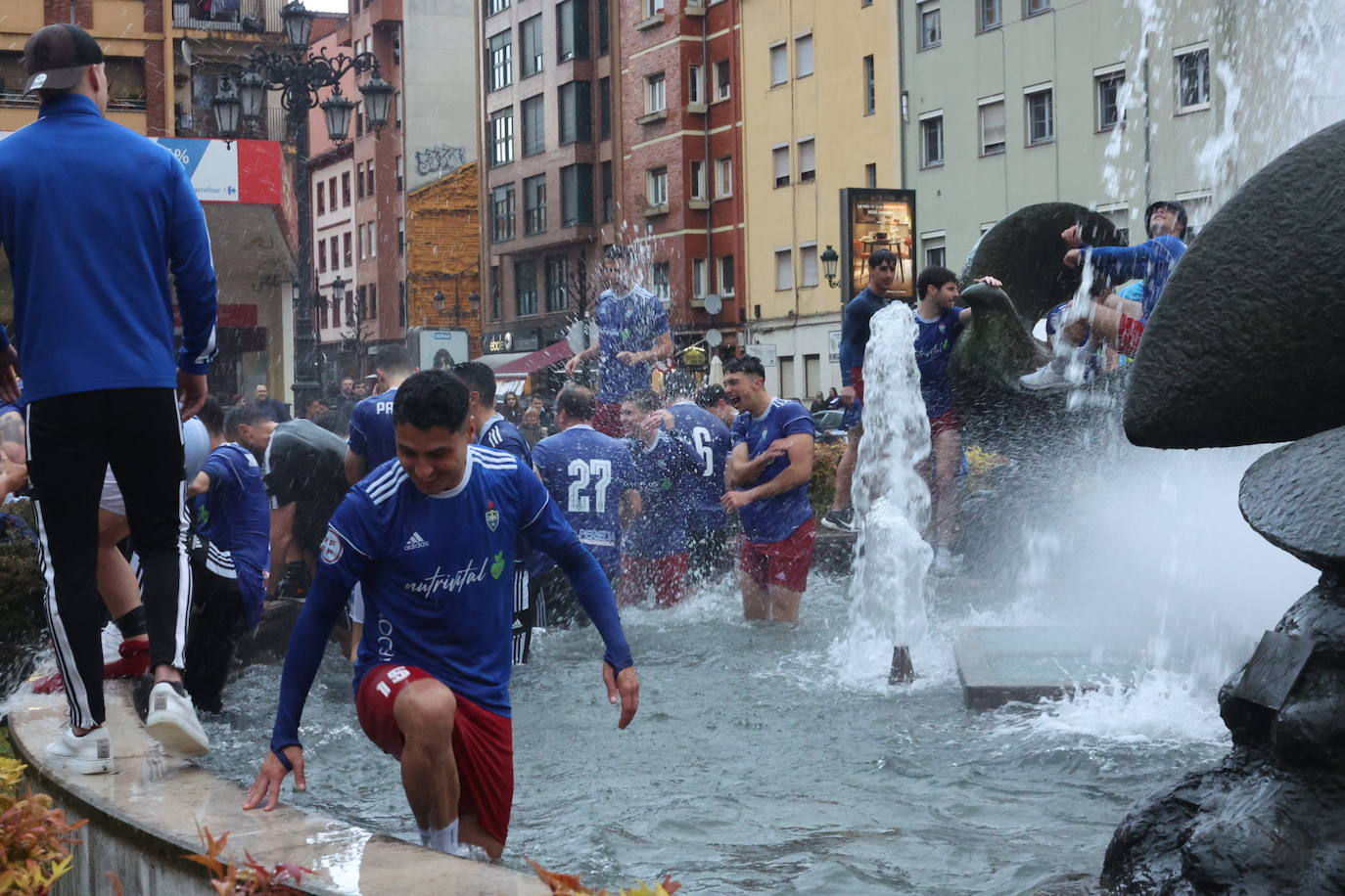 La eufórica celebración del ascenso del Covadonga