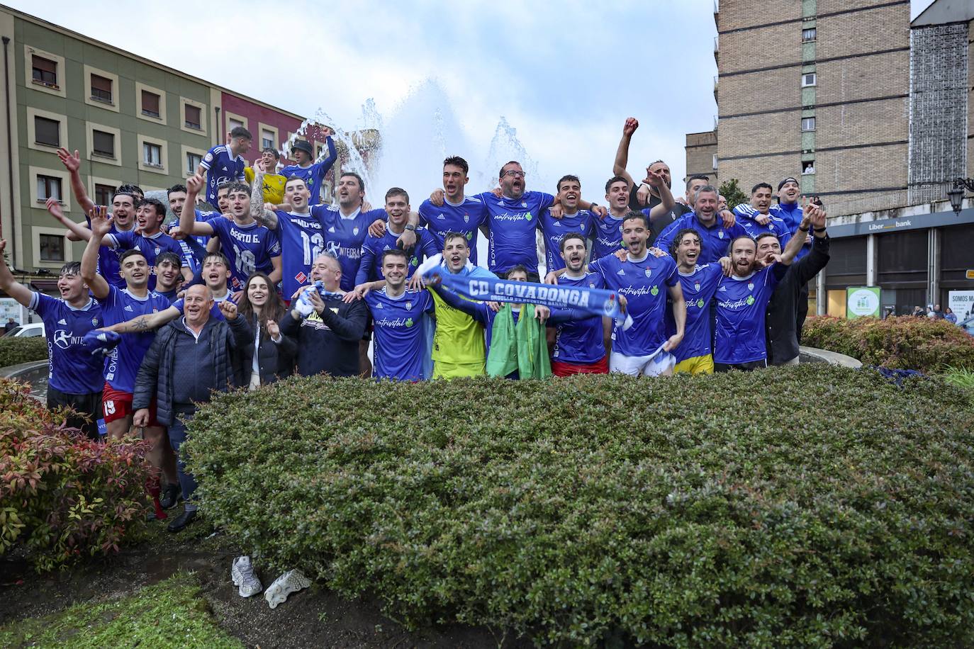 La eufórica celebración del ascenso del Covadonga