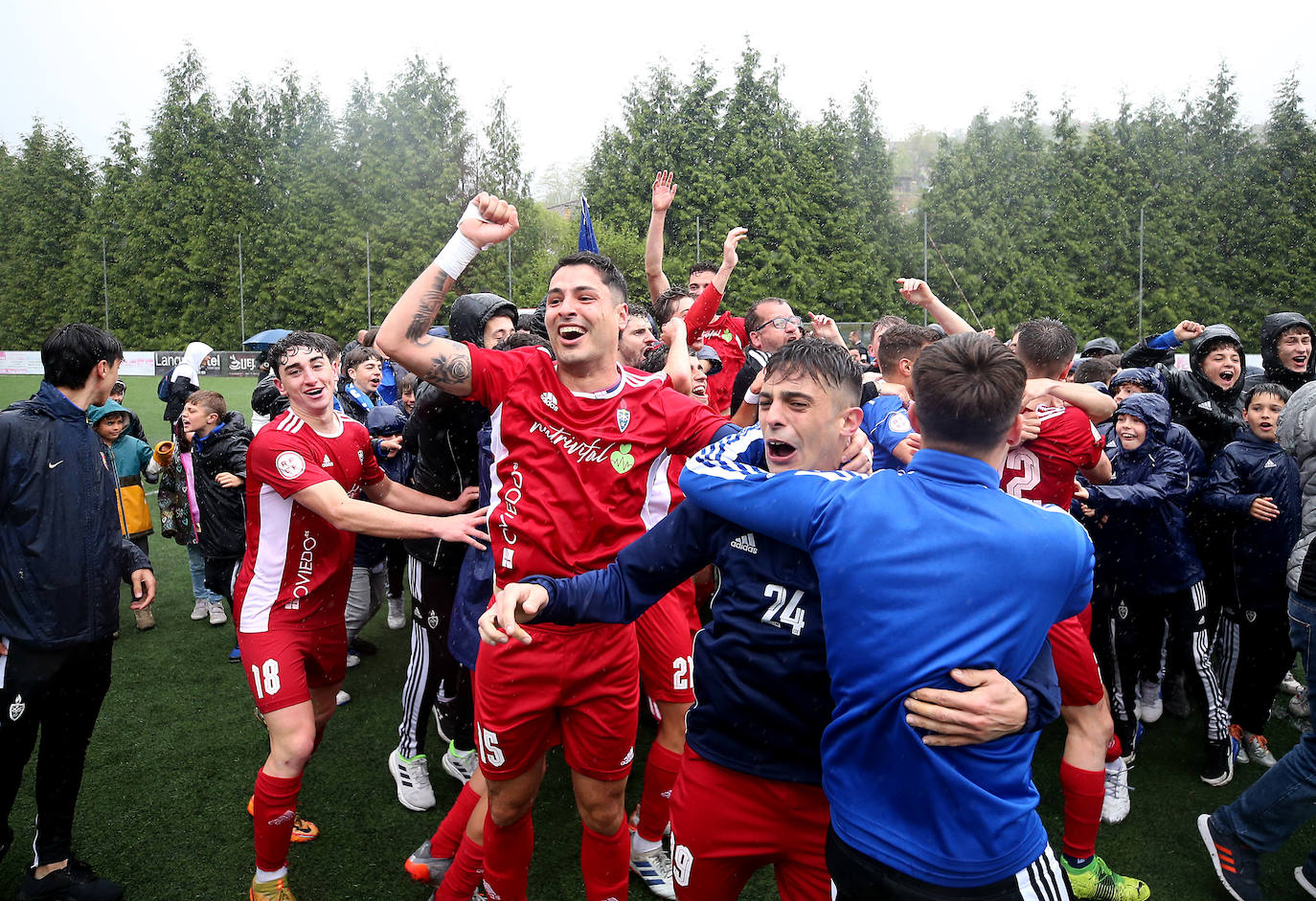 La eufórica celebración del ascenso del Covadonga