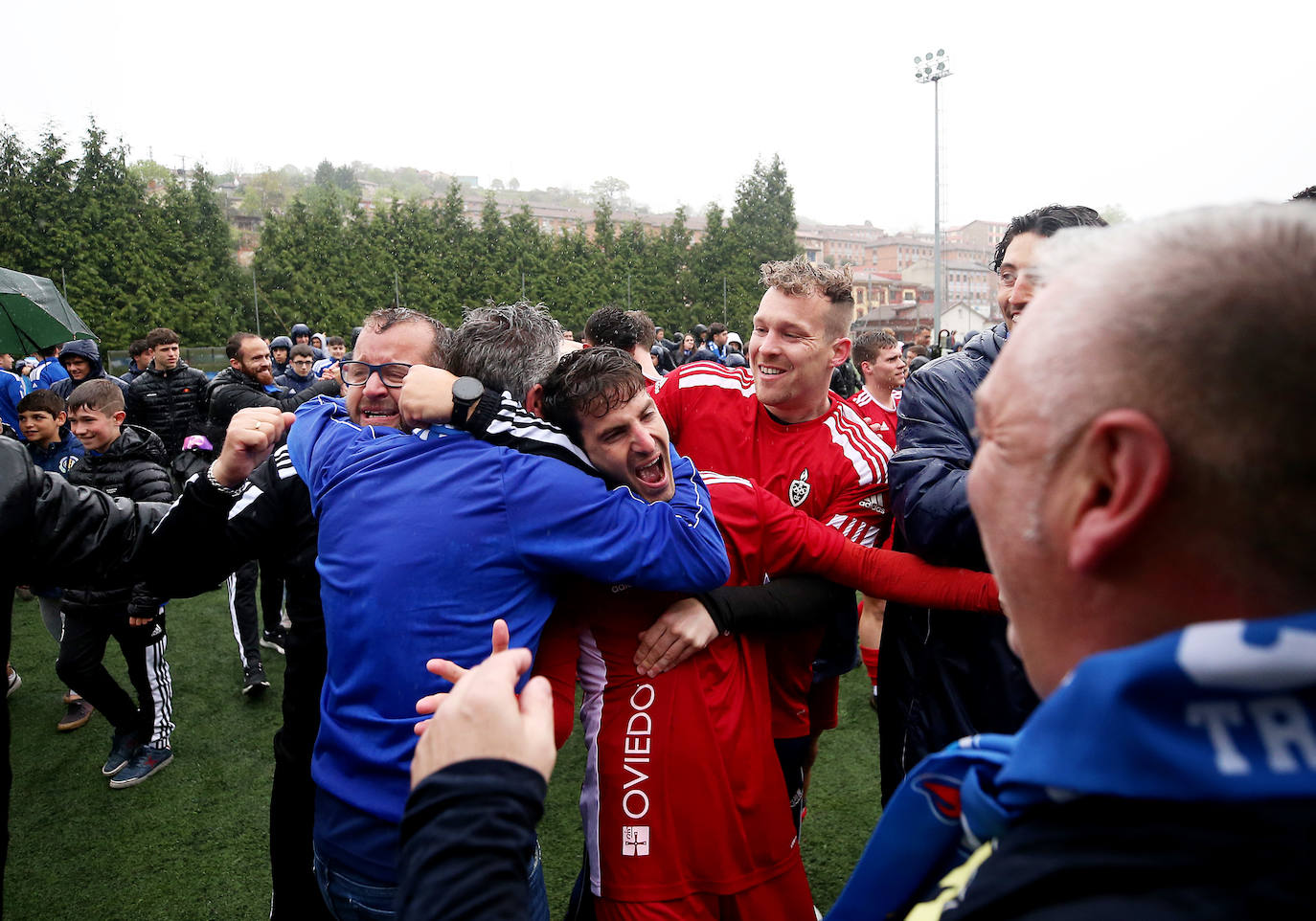 La eufórica celebración del ascenso del Covadonga